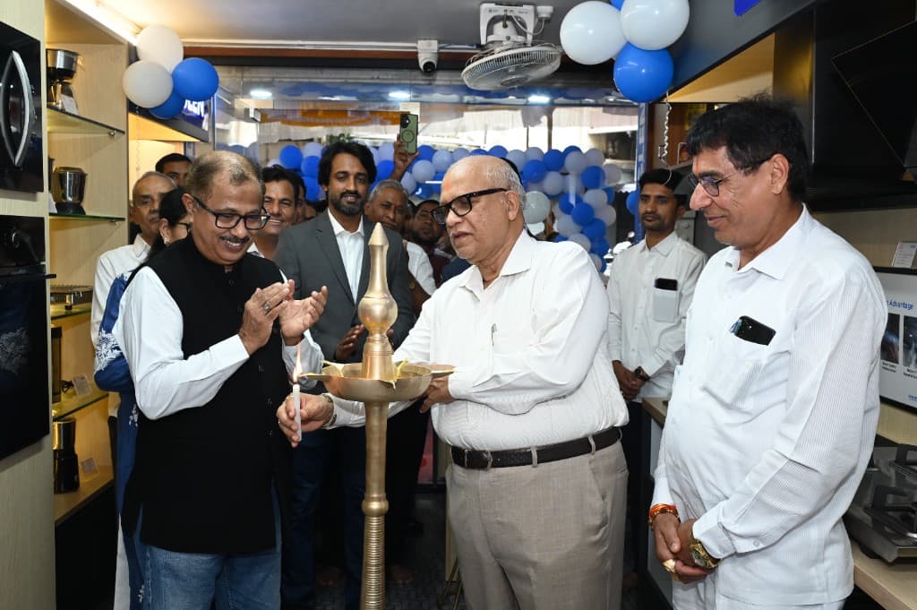 Lamp-lighting at the Glen Exclusive Gallery inauguration