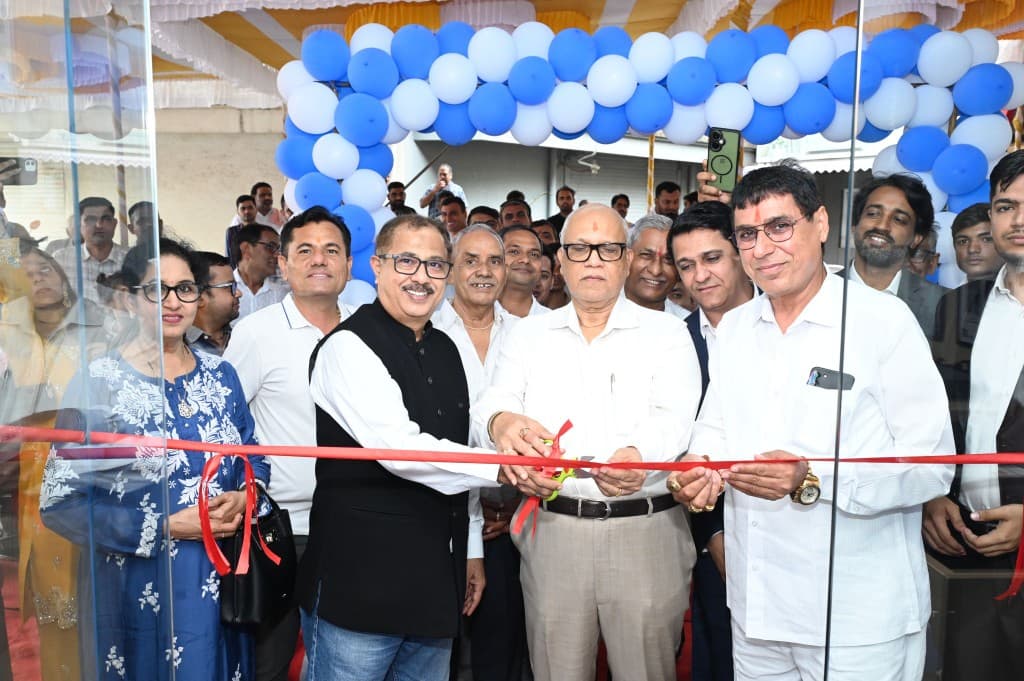 Ribbon cutting at the Glen Exclusive Gallery