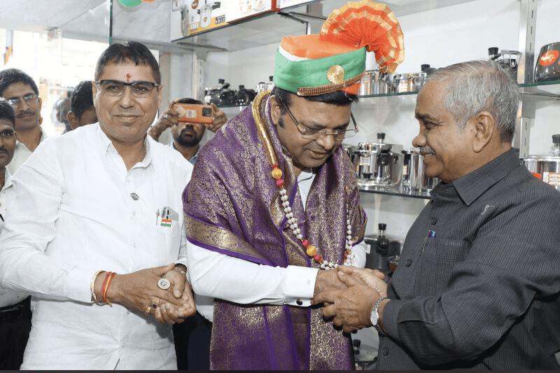 Padmashree Dr. Vijay Sankeshwar at the Bishnoi Wholesale inauguration